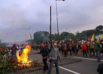 TOLAK KENAIKAN BBM. Mahasiswa dan buruh dari berbagai aliansi menggelar aksi di depan Kompleks Parlemen Senayan, Jakarta, Jumat (30/3). Dalam aksinya mereka menuntut pemerintah membatalkan rencana kenaikan harga Bahan Bakar Minyak (BBM) yang sedang dibahas