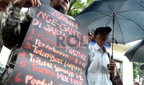 Tolak Komisi Rekonsiliasi. KontraS bersama Korban dan Keluarga Korban Pelangaran HAM berat mengadakan aksi unjuk rasa sebelum audiensi dengan pimpinan KomnasHAM, di Jakarta, Selasa (26/5). 