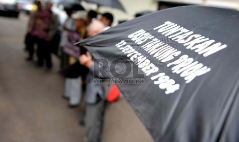 Tolak Komisi Rekonsiliasi. KontraS bersama Korban dan Keluarga Korban Pelangaran HAM berat mengadakan aksi unjuk rasa sebelum audiensi dengan pimpinan KomnasHAM, di Jakarta, Selasa (26/5). 