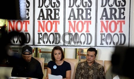 Tolak Legalisasi Daging Anjing. (dari kiri) Founder Animal Defenders Indonesia Doni Herdaru Tona, CEO Garda Satwa Indonesia Davina Veronica, Anggota Garda Satwa Indonesia Cyril Raoul Hakim, dan Anggota Garda Satwa Indonesia Guntur Romli menghadiri konferen