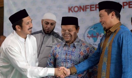 Tolak Pemberitaan Teroris. (dari kiri) Ketua Umum Wahdah Islamiyah Zaitun Rasmin, Wakil Ketua MPR Hidayat Nur Wahid, dan Sekjen Majelis Inteletual dan Ulama Muda Indonesia (MIUMI) Ustaz Bachtiar Nasir menggelar konferensi pers membantah terkait dengan jari