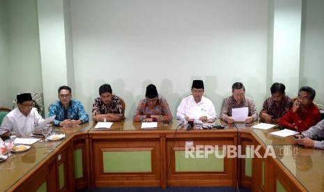 Tolak Propaganda LGBT. Tokoh majelis-majelis agama (dari kiri) Wakil Ketua Majelis Tinggi Agama Khonghucu Indonesia (Matakin) Uung Sendana, Sekretaris Komisi Keadilan dan Perdamaian KWI Romo PC Siswantoko, Ketua Bidang Kerukunan Antar Umat Beragama MUI, Yu