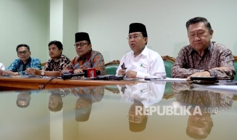 Tolak Propaganda LGBT. Tokoh majelis-majelis agama (dari kiri) Wakil Ketua Majelis Tinggi Agama Khonghucu Indonesia (Matakin) Uung Sendana, Sekretaris Komisi Keadilan dan Perdamaian KWI Romo PC Siswantoko, Ketua Bidang Kerukunan Antar Umat Beragama MUI, Yu