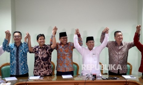 Tolak Propaganda LGBT. Tokoh majelis-majelis agama (dari kiri) Wakil Ketua Majelis Tinggi Agama Khonghucu Indonesia (Matakin) Uung Sendana, Sekretaris Komisi Keadilan dan Perdamaian KWI Romo PC Siswantoko, Ketua Bidang Kerukunan Antar Umat Beragama MUI, Yu