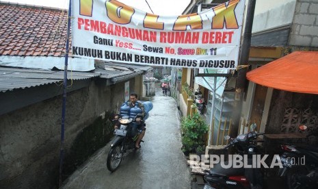 Tolak Rumah Deret: Sebuah tulisan dipasang di gang masuk RW 11 Kelurahan Tamansari, kota Bandung yang menolak rencana pembangunan rumah deret di Balai Kota Bandung, Kamis (26/10).