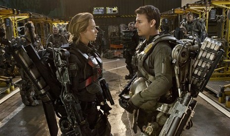 Tom Cruise dan Emily Blunt dalam film Edge of Tomorrow