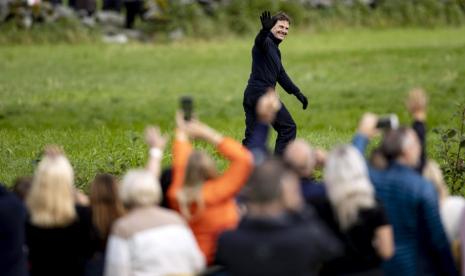 Tom Cruise melambaikan tangannya ke arah penggemar di lokasi syuting Mission: Impossible 7 di Norwegia, 6 September 2020. 