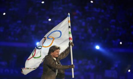 Tom Cruise membawa bendera Olimpiade selama upacara penutupan Olimpiade Musim Panas 2024 di Stade de France, Ahad, 11 Agustus 2024, di Saint-Denis, Prancis