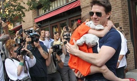 Tom Cruise menggendong putrinya, Suri