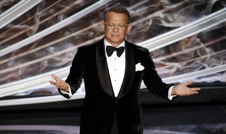 Tom Hanks menjadi pembawa acara Celebrating America, malam perayaan pelantikan Presiden AS Joe Biden dan Wapres Kamala Harris.