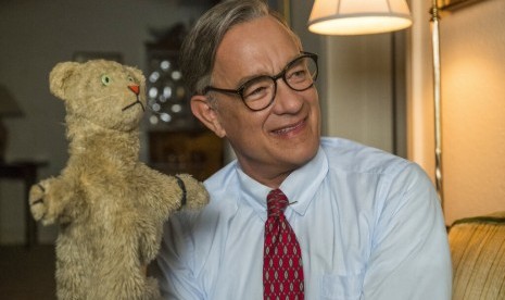 Tom Hanks sebagai Fred Rogers di film A Beautiful Day in the Neighborhood. 