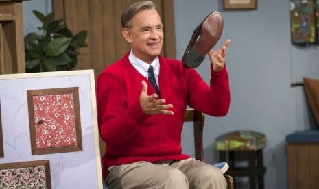 Tom Hanks sebagai Mr Rogers di A Beautiful Day in the Neighborhood.