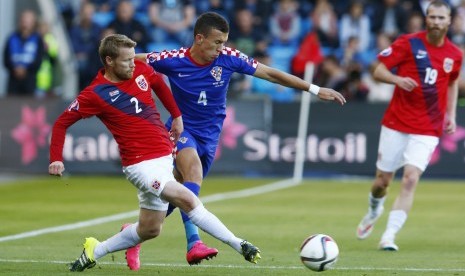 Tom Hoegi (kiri) berebut bola dengan pemain Kroasia Ivan Perisic pada laga kualifikasi Piala Eropa 2016 Group H yang mempertemukan Norwegia dan Kroasia di Ullevaal stadium in Oslo, Norway, September 6, 2015. 