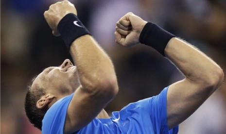  Tomas Berdych, petenis asal Cheska, meluapkan kegembiraannya usai menaklukan Roger Federer di perempat final Amerika Terbuka 2012 di New York pada Rabu (5/9). 