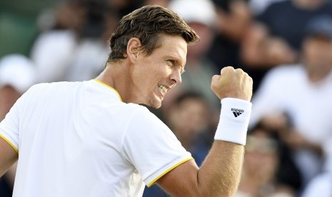 Tomas Berdych seusai mengalahkan Dominic Thiem pada babak perdelapan final Wimbledon, Senin (10/7).