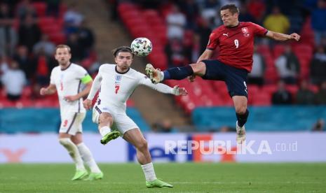 Tomas Holes dari Republik Ceko, kanan, dan Jack Grealish dari Inggris mengejar bola pada pertandingan grup D kejuaraan sepak bola Euro 2020 antara Republik Ceko dan Inggris, di stadion Wembley di London,  Rabu (23/6) dini hari WIB.