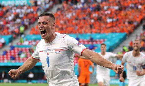 Tomas Holes dari Republik Ceko merayakan mencetak gol pembuka pada pertandingan sepak bola babak 16 besar UEFA EURO 2020 antara Belanda dan Republik Ceko di Budapest, Hongaria, 27 Juni 2021.