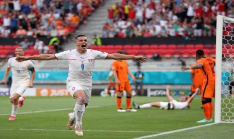 Tomas Holes (tengah) dari Republik Ceko merayakan gol pembuka pada pertandingan sepak bola babak 16 besar UEFA EURO 2020 antara Belanda dan Republik Ceko di Budapest, Hongaria, 27 Juni 2021.