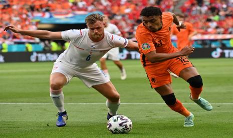 Tomas Kalas (kiri) dari Republik Ceko beraksi melawan Donyell Malen dari Belanda selama pertandingan sepak bola babak 16 besar UEFA EURO 2020 antara Belanda dan Republik Ceko di Budapest, Hongaria, 27 Juni 2021.