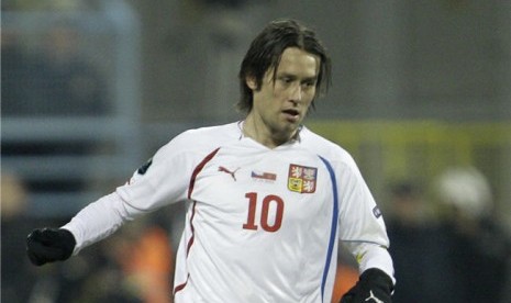 Tomas Rosicky, pemain andalan Republik Cheska, mengontrol bola saat leg kedua playoff Piala Eropa 2012 lawan Montenegro di Podgorica, Montenegro, beberapa waktu lalu. 