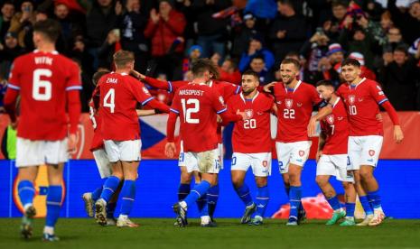 Tomas Soucek dari Republik Ceko (ketiga kanan) merayakan gol bersama rekan setimnya setelah mencetak gol kemenangan 3-0 dalam pertandingan sepak bola kualifikasi UEFA EURO 2024 antara Republik Ceko melawan Moldova di Olomouc, Republik Ceko, Selasa (21/11/2023) dini hari WIB.. 