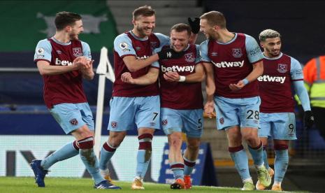 Tomas Soucek (kedua kanan) berselebrasi bersama rekan-rekannya setelah mencetak gol kemenangan West Ham United ke gawang Everton.