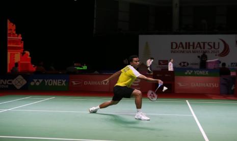 Tommy Sugiarto langsung terhenti pada babak pertama Indonesia Masters 2021 setelah dikalahkan pebulu tangkis nomor satu dunia Kento Momota.