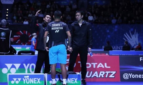 Tommy Sugiarto (tengah) saat mendengarkan arahan dari Mohammad Ahsan (kiri) dan Hendra Setiawan.