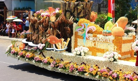 Tomohon International Flower Festival. Panitia sebut Festival Bunga Internasional mempromosikan destinasi wisata Tomohon.