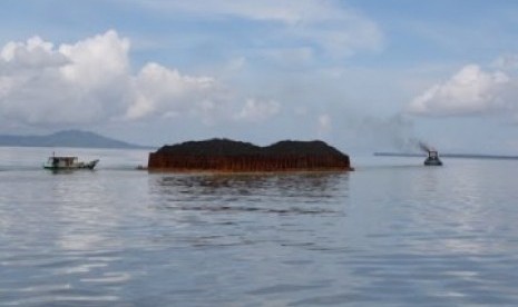 Tongkang batu bara melintas di sungai, ilustrasi