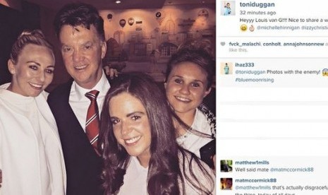 Toni Duggan berfoto dengan Louis van Gaal