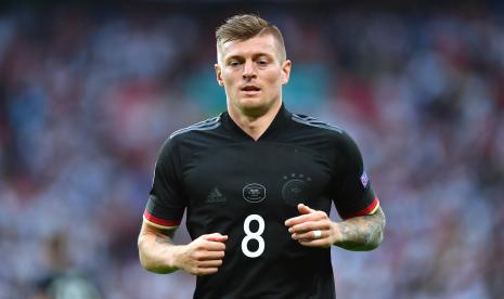  Toni Kroos dari Jerman bereaksi selama pertandingan sepak bola babak 16 besar UEFA EURO 2020 antara Inggris dan Jerman di London, Inggris, 29 Juni 2021. 