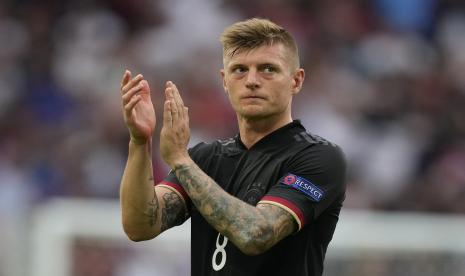 Toni Kroos dari Jerman bereaksi setelah kalah dalam pertandingan sepak bola babak 16 besar UEFA EURO 2020 antara Inggris dan Jerman di London, Inggris, 29 Juni 2021.