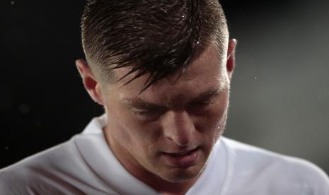 Toni Kroos dari Real Madrid menunduk saat pertandingan leg pertama semifinal Liga Champions antara Real Madrid melawan Chelsea di stadion Alfredo di Stefano di Madrid, Spanyol, Selasa, 27 April 2021.