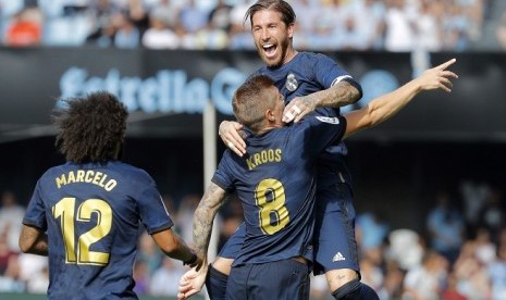 Toni Kroos (kanan bawah) merayakan golnya ke gawang Celta Vigo dengan Sergio Ramos dan Marcelo.