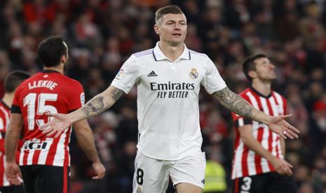 Toni Kroos melakukan selebrasi setelah ai mencetak gol untuk Real Madrid pada lanjutan La Liga Spanyol 2022/2023 melawan Athletic Bilbao di San Mames, Senin (23/1/2023). 