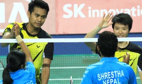 Tontowi Ahmad dan Liliyana Natsir menyalami lawannya usai memenangi pertandingan babak pertama cabang bulu tangkis perorangan nomor ganda campuran di Asian Games 2014, Kamis (25/9).