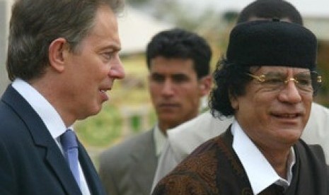 Tony Blair dan Qadafi pada 2004