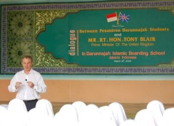 Tony Blair, saat masih menjabat sebagai Perdana Menteri Inggris, ketika berkunjung ke Pesantren Darunnajah, Jakarta pada 2006 lalu.