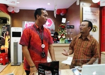 Top Up+: VP Channel Management Telkomsel Gideon Edie Purnomo bersama Direktur Niaga kiSEL Firts Marendeng saat meresmikan flagship store kiSEL bernama Top Up+ di Mall Ambassador, Jakarta