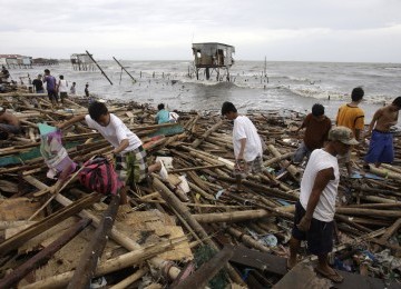 Topan Nesat yang menghasilkan badai, gelombang pasang dan   mengakibatkan banjir Navotas, Manila bagian Utara, Filipina, Rabu, 28 September 20011. (AP)