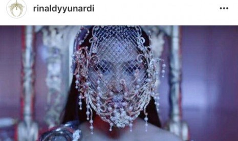 Topeng karya Rinaldy Yunardi yang dipakai Nicki Minaj 