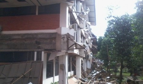 Topi-topi atap samping Gedung C Fakultas Psikologi Universitas Indonesia, Depok yang runtuh, Jumat (12/7)