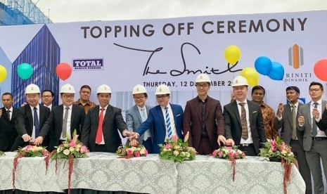 Topping off proyek properti The Smith, Alam Sutera, Tangerang, Kamis (12/12).