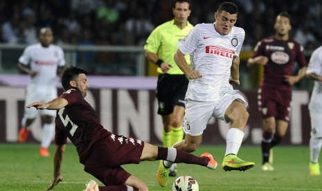 Torino's Cesare Bovo (L) fights for the ball with Inter Milan's Mateo Kovacic during their Italian Serie A soccer match at Olympic Stadium in Turin August 31, 2014.