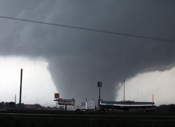 Tornado menyerang wilayah Tuscaloosa, Alabama, Amerika Serikat.