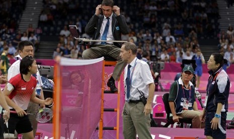 Torsten Berg (kanan), wasit kehormatan berbicara dengan pebulu tangkis Indonesia, Greysia Polli (kiri) setelah memberikan kartu hitam pada Polli dan pasangannya Meiliana Jauhari serta lawannya Ha Jung-eun dan Kim Kin-jung dari Korea Selatan, dalam penyisih