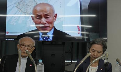 Toshiyuki Mimaki, di layar, salah satu ketua Nihon Hidankyo, berbicara dalam konferensi pers di Tokyo, Sabtu, 12 Oktober 2024, sehari setelah Nihon Hidankyo, atau Konfederasi Organisasi Korban Bom A dan H Jepang, memenangkan Hadiah Nobel Perdamaian. Ketua bersama Terumi Tanaka berada di sebelah kiri, sementara asisten Sekretaris Jenderal Masako Wada di sebelah kanan. (Foto AP/Hiro Komae)