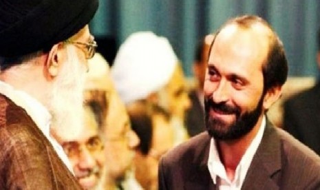 Tossi dan Ayatollah Khamenei (kiri).