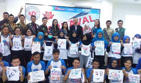 Tote bag aksara Sunda hasil karya mahasiswa AMIK BSI Sukabumi.